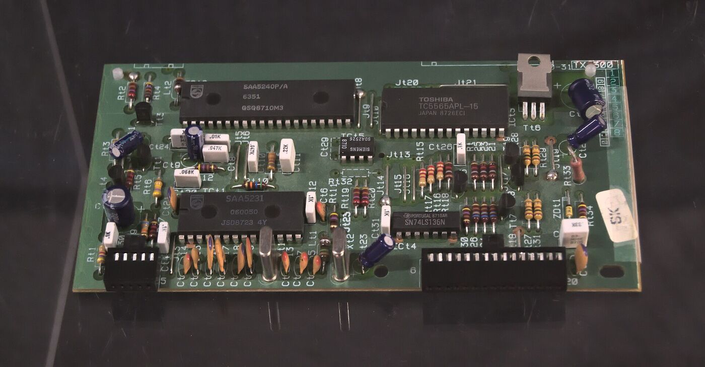 Un circuit imprimat verde, cu cipuri mari marcate SAA5240, SAA5231 și Toshiba TC5565.